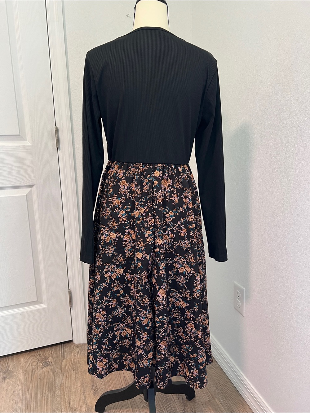 Black Floral Long-Sleeve V-Neck Midi Dress - Picture 7 of 11
